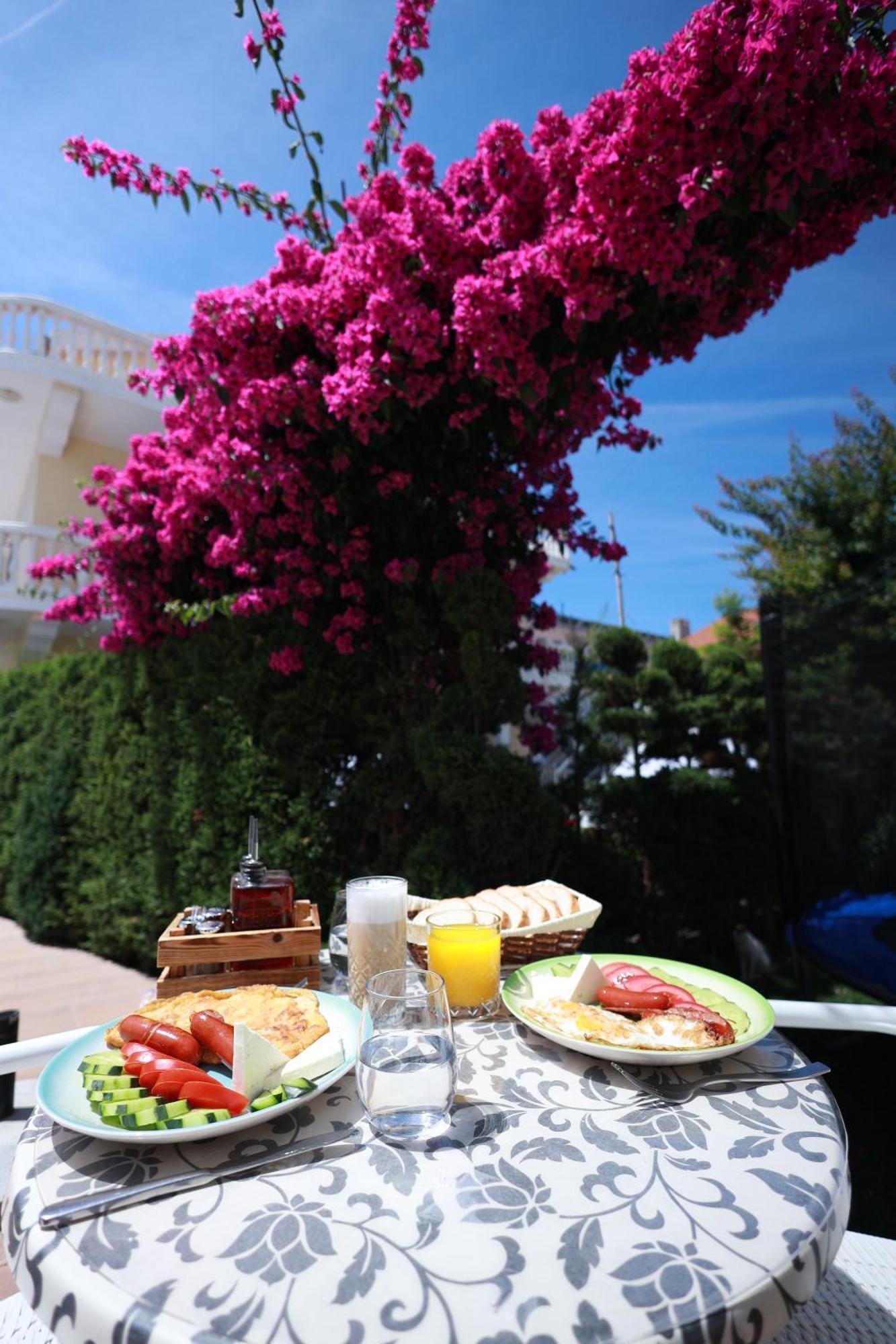 Hotel Lakaj Велипойе Экстерьер фото